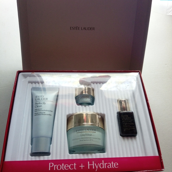 Estée Lauder Holiday Protect + Hydrate Gift 4pc Set - Picture 13 of 16